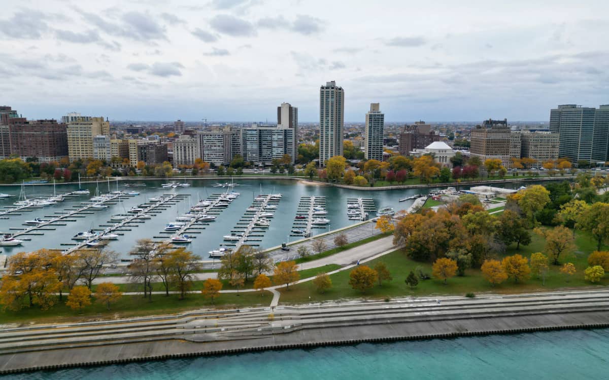 Chicago Lakeview apartments with scenic shoreline view