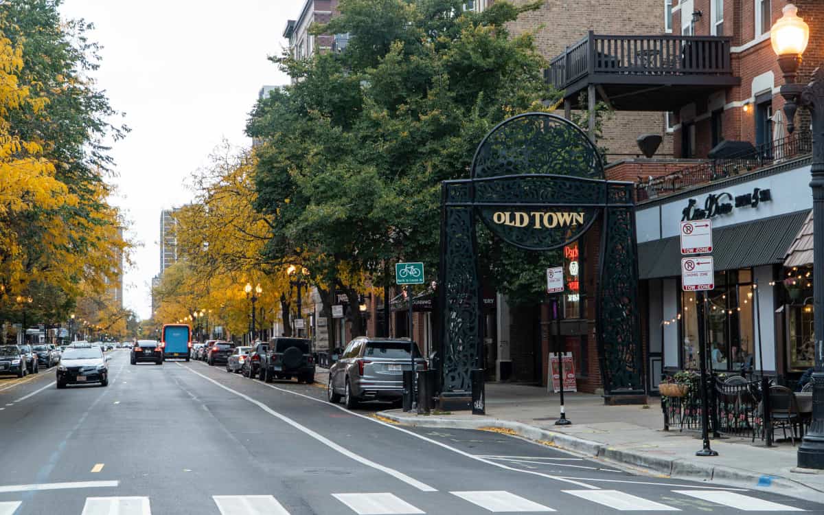 Old Town Chicago with street view