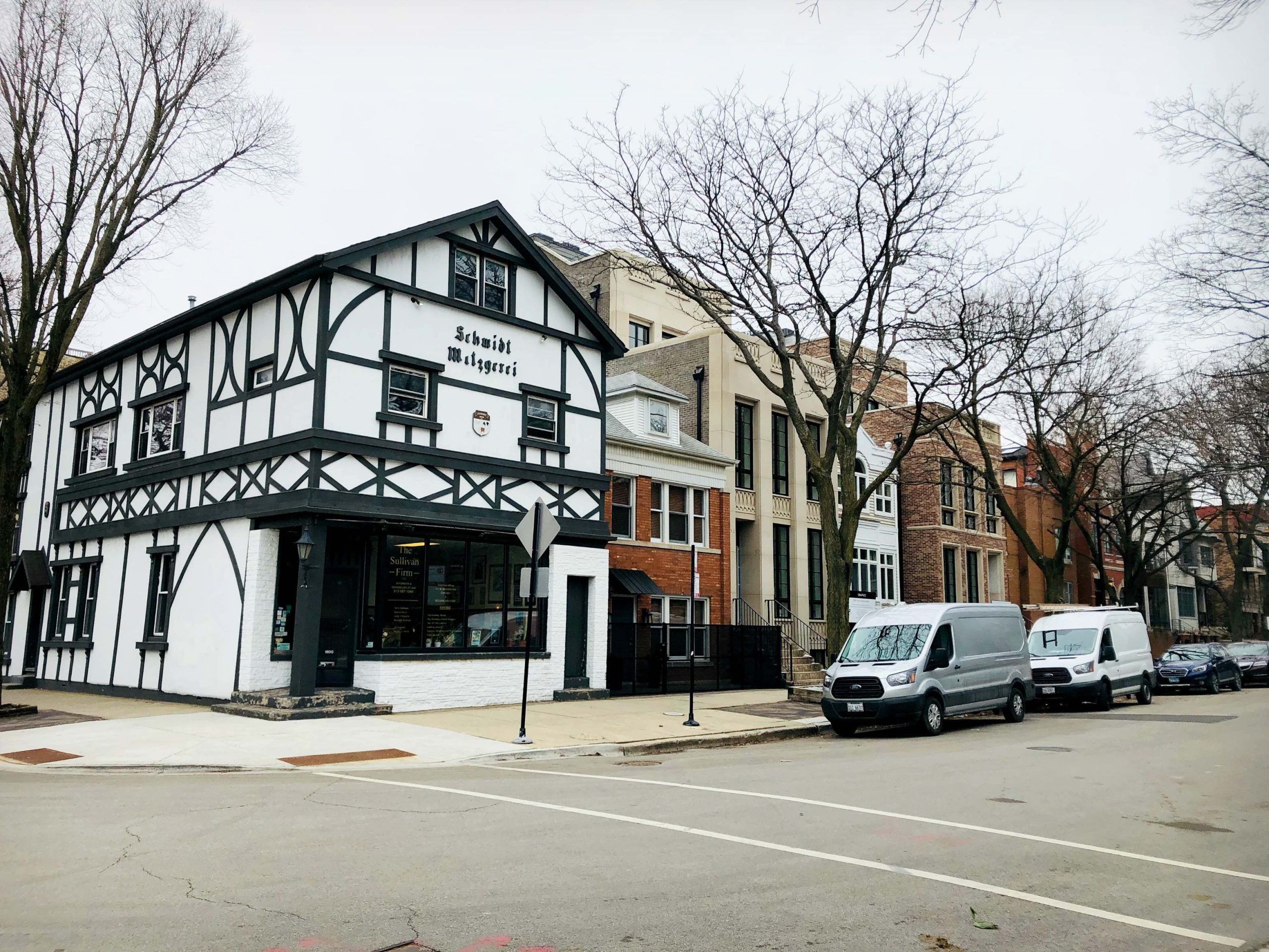 A photo of a corner in Chicago's Old Town neighborhood